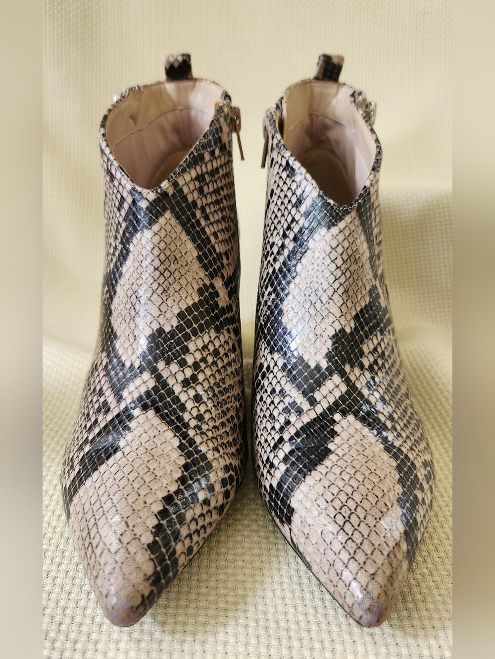 Marc Fisher Python Snakeskin Ankle Booties Pointed Toe Block Heel SideZip Sz 7.5 - Picture 5 of 16